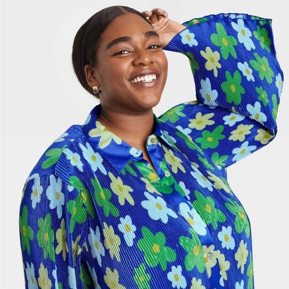 Sammy B Women's Various Size
Cropped Button-Down Shirt - Blue
Floral - Picture 2 of 3